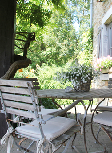 Zicht op het terras van Bed & Breakfast les charmes des etoiles in de Ardennen